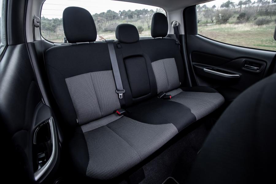 Интерьер Mitsubishi L200 Double Cab 2019 года  (CIS) (фото 3 из 40)